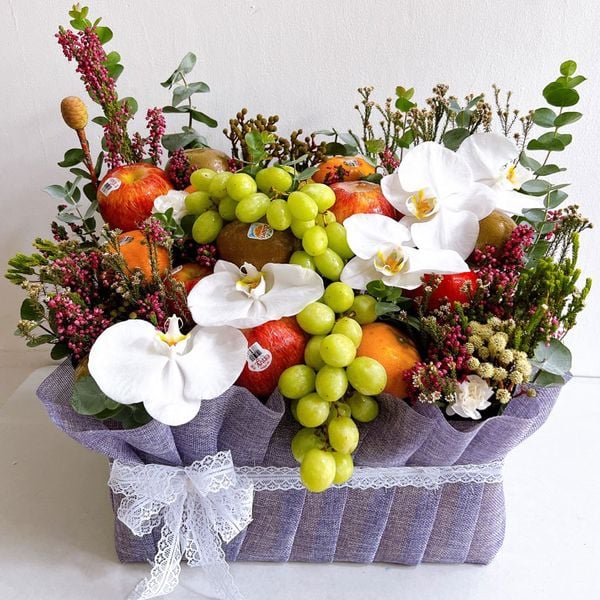 Giỏ trái cây kèm hoa tươi